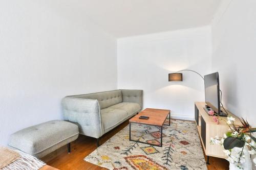 un salon avec un canapé et une table dans l'établissement Suite Très Moderne et Cosy, Proche Centre-ville, MULHOUSE CENTRE, à Mulhouse