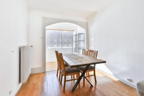 une salle à manger avec une table et des chaises dans l'établissement Suite Très Moderne et Cosy, Proche Centre-ville, MULHOUSE CENTRE, à Mulhouse