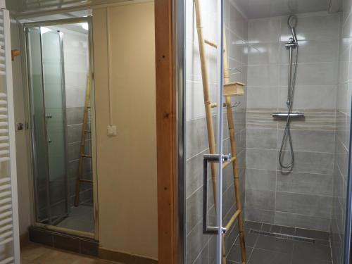 un bagno con doccia con porta in vetro di La Maison de l'Ormeau a Montauban