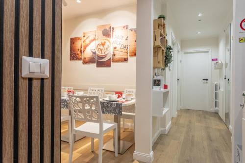 una sala da pranzo con tavolo e sedie di B&B Pensieri d'autore - Parcheggio e Self Check-in a Campobasso