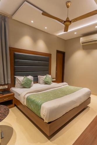 a bedroom with a large bed and a ceiling fan at Hotel Amritsar International 2 min walk from Amritsar Bus Stand in Amritsar