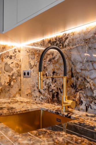 - un comptoir de cuisine avec évier et robinet dans l'établissement SaintGermainByCecile - Luxueux 2 pièces AC Ambre, à Paris