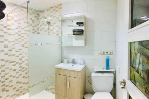 Bilik mandi di NEW! Romantic house at red lake in Torrevieja!