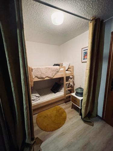 Cette chambre dispose de lits superposés. dans l'établissement Le Carolaz Studio cosy et familial pour 4 personnes, aux Contamines-Montjoie