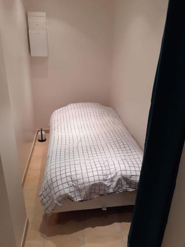 - un petit lit dans un coin de chambre dans l'établissement Appartement Agen centre, à Agen