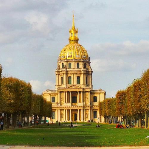 un bâtiment avec un dôme d'or en haut dans l'établissement Bright & elegant appartment with view over Invalides, near St Germain des Prés, à Paris