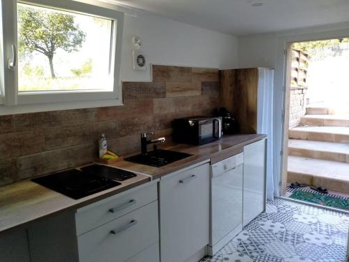 Kuchyň nebo kuchyňský kout v ubytování Studio cosy au pied de la montagne