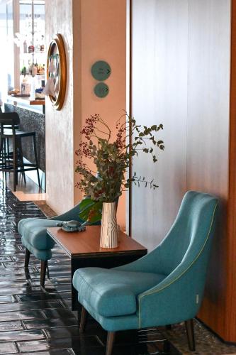 two chairs and a table with a vase on it at Hotel Ocelle Thermae&Spa (Adults Only) in Sirmione