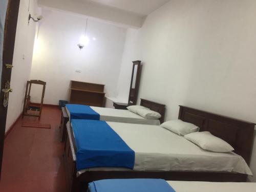 a room with two beds in a room at Anjana guest house in Haputale