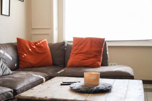 a living room with a couch and a coffee table at Vakantiehuisje aan de Ijzer in Diksmuide