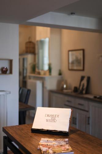 a laptop sitting on top of a wooden table at Vakantiehuisje aan de Ijzer in Diksmuide