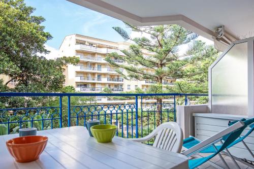 - un balcon avec une table et des chaises dans l'établissement 