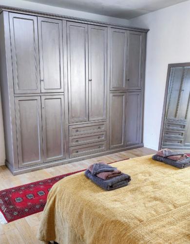 a bedroom with a bed with two towels on it at OSCARs B&B in Taino