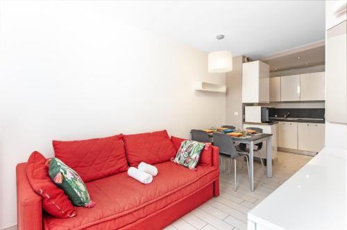 un salon avec un canapé rouge et une cuisine dans l'établissement 