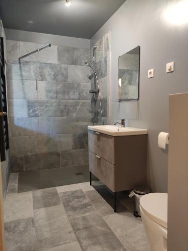 Ένα μπάνιο στο Chambre Cèdre