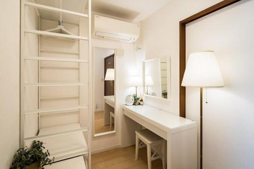 a dressing room with a desk and a mirror at Oceanfront Villa Hale Kahakai プライベートサウナ in Kōembō
