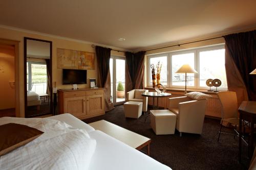 a hotel room with a bed and a living room at Romantik Hotel Residenz am See in Meersburg