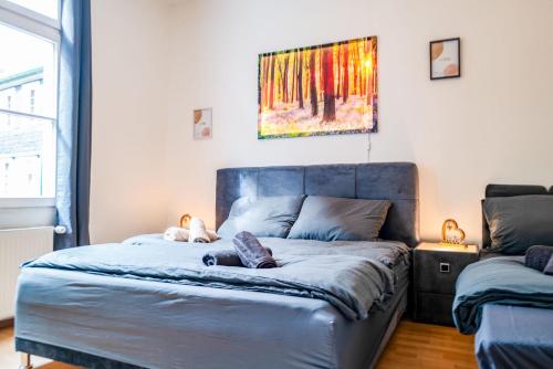 a bedroom with a bed and a painting on the wall at #112 Moderne Altstadt Wohnung im Herzen von Remscheid-Lennep in Remscheid