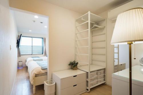 a bedroom with a bed and a sink and a mirror at Oceanfront Villa Hale Kahakai プライベートサウナ in Kōembō