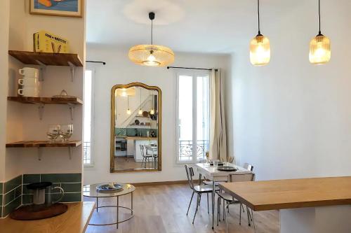 une salle à manger avec une table et un miroir dans l'établissement CHARTREUX - Gare St Charles - Vieux port, à Marseille