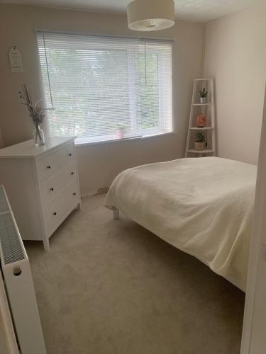 Katil atau katil-katil dalam bilik di Cosy first floor flat