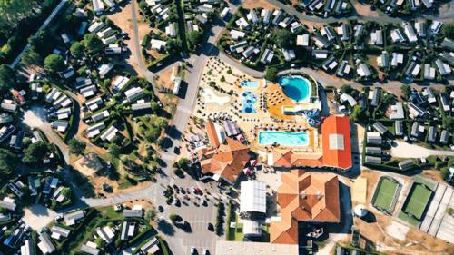 Bazén v ubytování Les Charmettes Mobilhome 2 ch Climatisé - Terrasse fermée - Locsweethome nebo v jeho okolí
