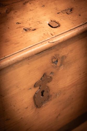 a close up of a wooden table with a nail in the wood at Chalet 181 - Aosta Valley Mountain Stay in Arvier