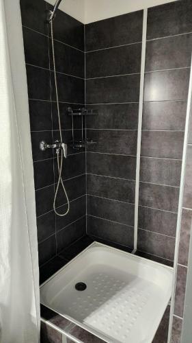 une salle de bain avec douche et baignoire dans l'établissement Vanessa, à Brides-les-Bains