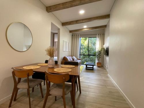 a dining room with a table and chairs and a mirror at Apartamento Exclusivo en Pinares in Pereira