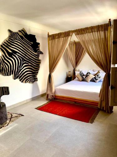 Ein Bett oder Betten in einem Zimmer der Unterkunft Riad Dollar Des Sables & Spa