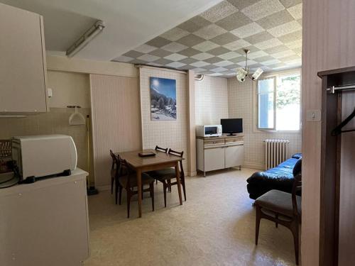 Charmant T3 avec Wifi, TV, parking proche thermes et télécabine à Cauterets, 5 couchages - FR-1-234-138