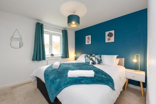 Voodi või voodid majutusasutuse Bright 4 Bedroom House-Sleeps 7-Parking-Nr Hospital-Ideal for Work Crews toas