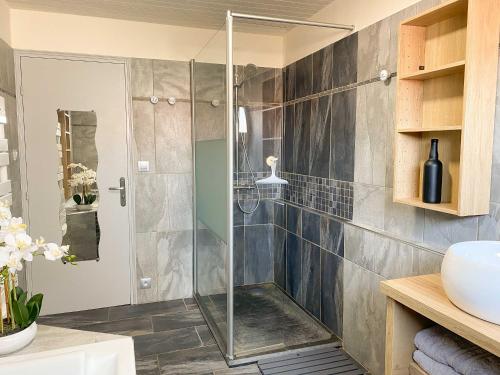 una ducha de cristal en un baño con lavabo en Le logis de la Forge à 10 min du Puy duFou, en Mortagne-sur-Sèvre