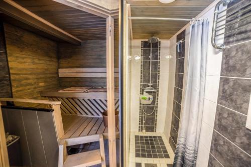 una sauna con ducha y cortina de ducha en Villa, en Kalajoki