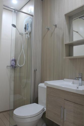 ニライにあるNYC Homestayのシャワー、トイレ、洗面台を備えたバスルーム