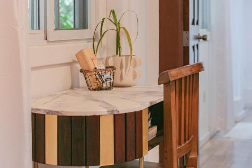 a small table with a plant on top of it at Casa de Mono Bocas in Big Creek