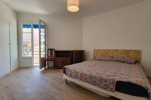une chambre avec un lit et une porte coulissante en verre dans l'établissement Apartment 3 pieces par la mer avec climatisation, à Nice