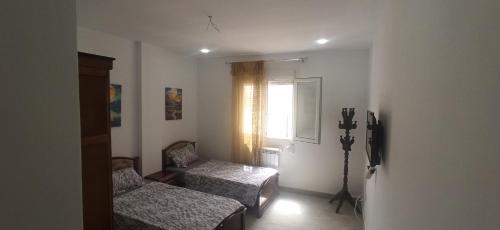 Katil atau katil-katil dalam bilik di apartment rental with sea view