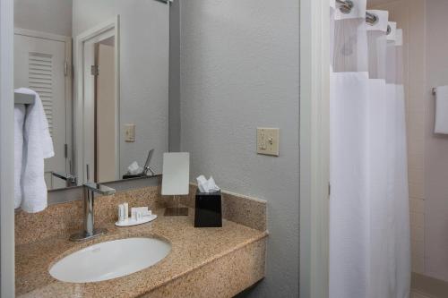 a bathroom with a sink and a mirror at Courtyard Orlando International Drive/Convention Center in Orlando