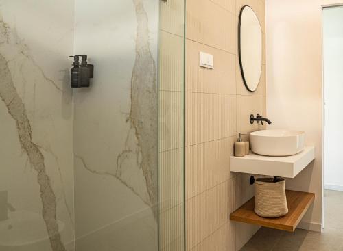 Bilik mandi di Oceanfront Retreat in Ribamar