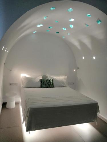 Ένα ή περισσότερα κρεβάτια σε δωμάτιο στο Enilion Luxury Suites