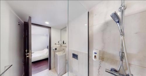 Koupelna v ubytování Très Beau Duplexe avec piscine depuis la terrasse