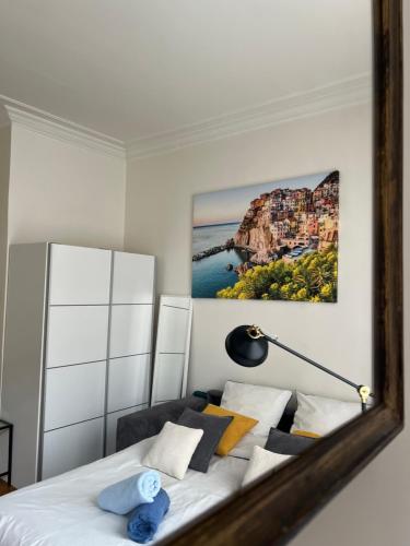 - un miroir réfléchissant le lit dans la chambre dans l'établissement Grand studio lumineux en plein coeur de Versailles, à Versailles