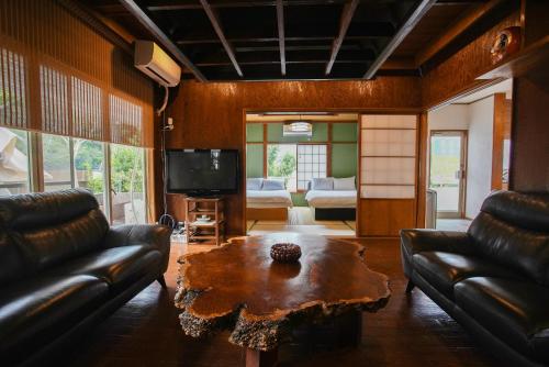 a living room with leather couches and a coffee table at 千葉リゾート l Chiba Resort Near Kujuku Beach in Isumi