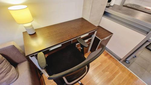 a room with a table with a lamp and chairs at Eliot in Novi Beograd