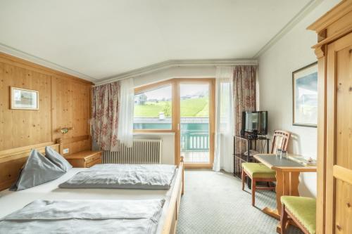 Una cama o camas en una habitación de Hotel Engel Alberschwende