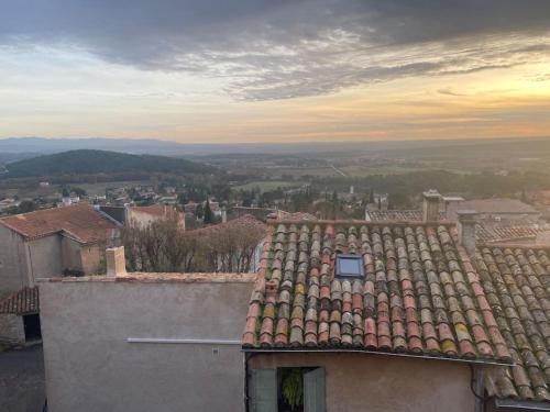 une vue du toit d'un bâtiment dans l'établissement Appartement lumineux et calme, à Éguilles