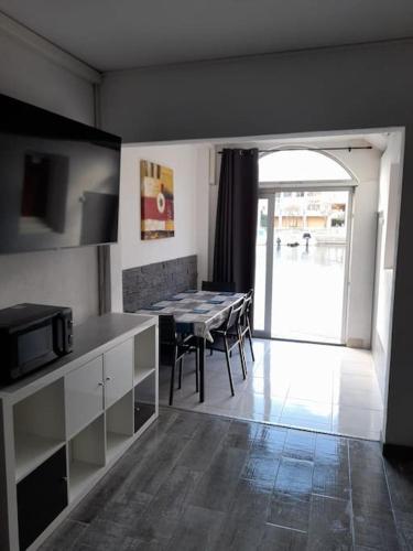 une cuisine avec une table et une salle à manger dans l'établissement Appartement au cœur de la Marina, à Sète
