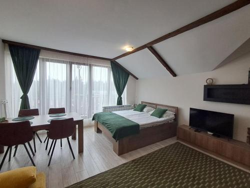 Ένα ή περισσότερα κρεβάτια σε δωμάτιο στο Large studio with view in Borovets Gardens