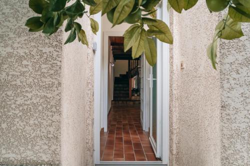 a hallway of a house with a mirror on the wall at Villa Terra Mera piscine privée proche de Narbonne in Cuxac-dʼAude